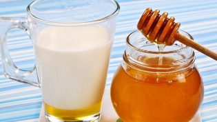 Kefir with honey for a rejuvenating hand skin treatment